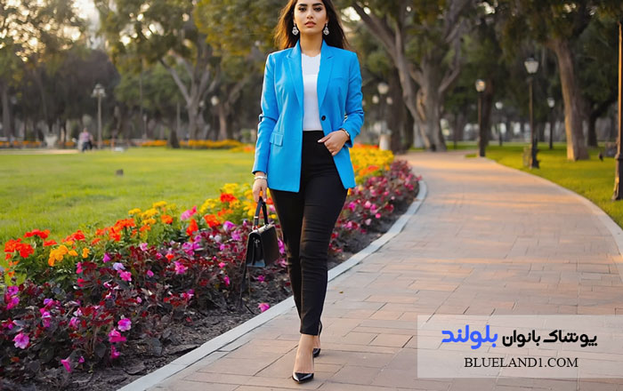 استایل با کت رنگ آسمانی و رنگ مشکی