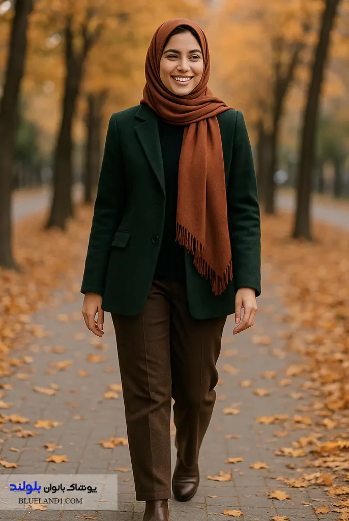  استایل پاییزی زنانه با ترکیب سبز تیره، آجری و قهوه‌ای در خیابان تهران.