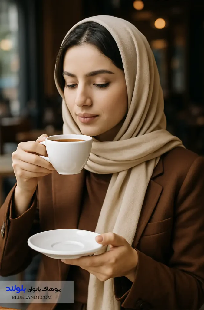 استایل دخترانه پاییزی با کت قهوه‌ای و شال کرم در کافه تهران.