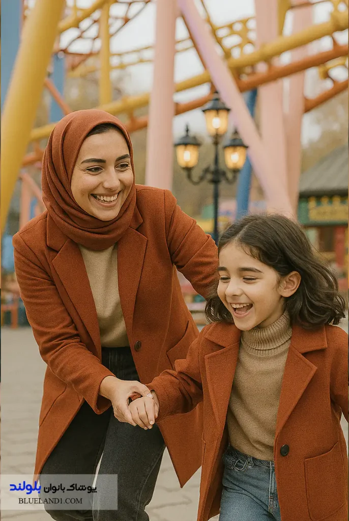  ست پاییزی مادر و دختر با کت و مانتو آجری در شهربازی تهران.