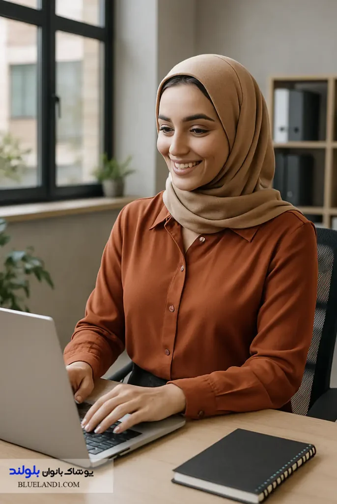 شومیز آجری زنانه پاییزی با شلوار مشکی در محیط اداری تهران.